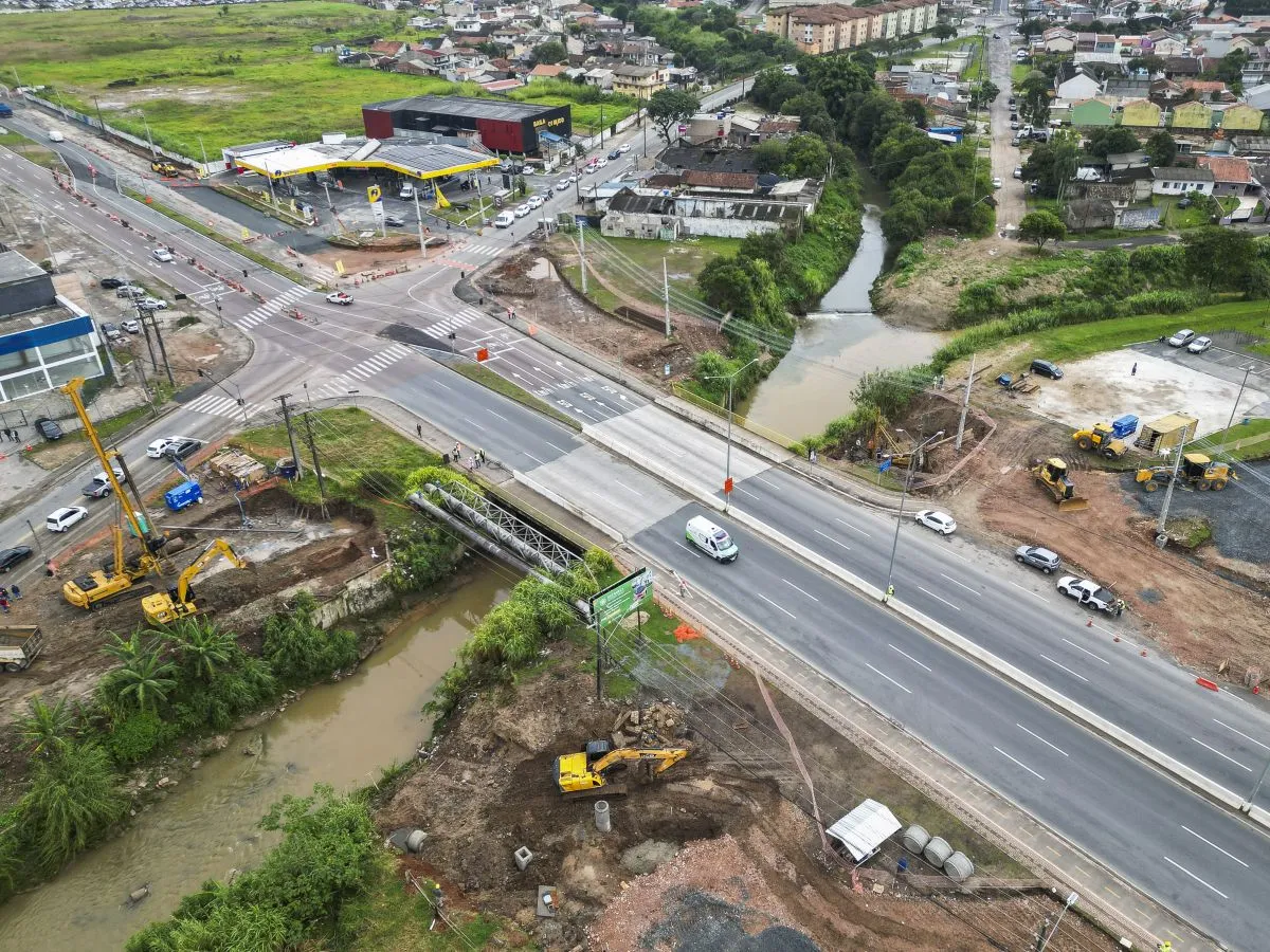 Obra em novo viaduto entre Curitiba e Pinhais fecha rua importante