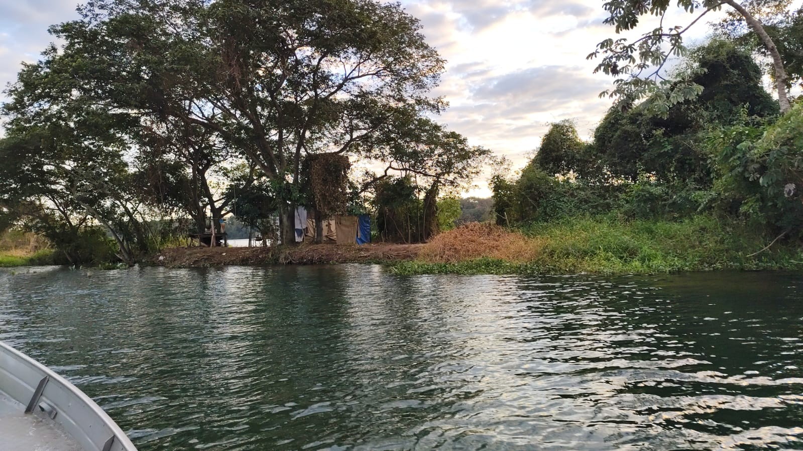 Corpo de jovem que desapareceu no Rio Paranapanema depois de sair com barco para buscar amigos é encontrado, no Paraná