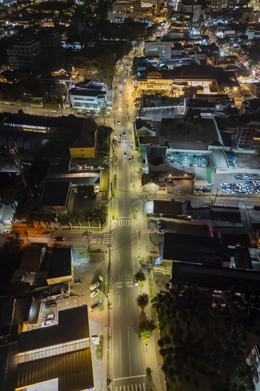 Badalada rua de Curitiba ganha iluminação charmosa; saiba quando chegará à periferia