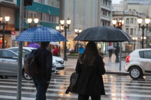 Semana no Paraná terá gangorra de temperaturas: calor, frente fria e nova alta