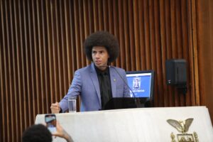 Desembargador suspende afastamento aplicado por conselho da Alep ao deputado Renato Freitas, no Paraná