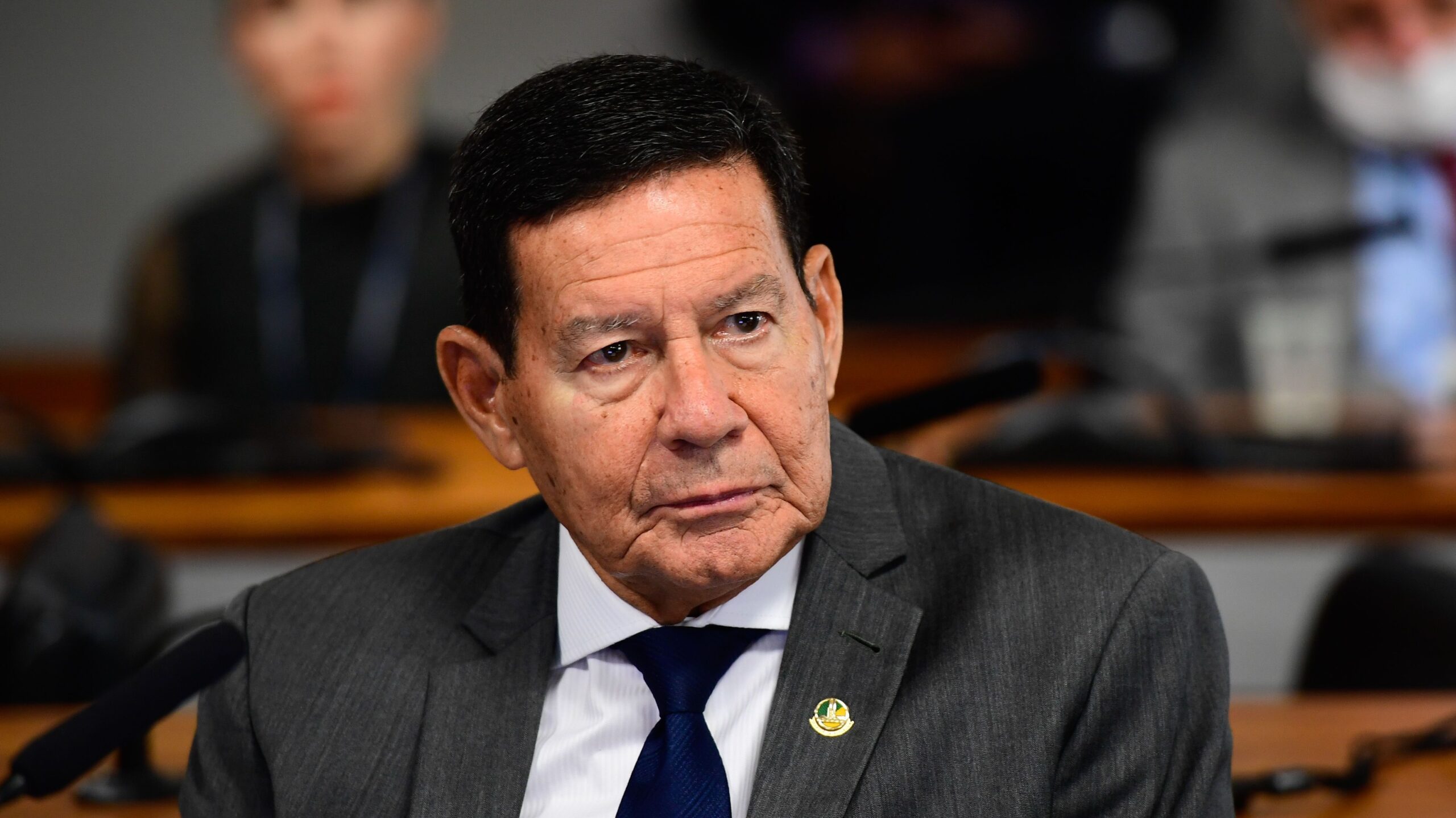 Carlos é internado após prisão domiciliar de Bolsonaro