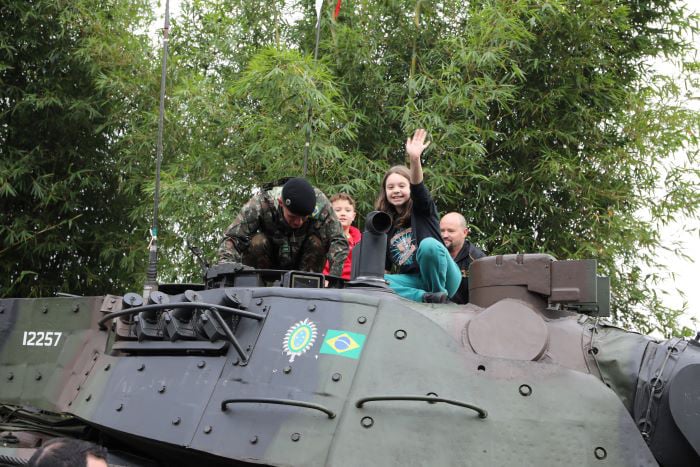 Shopping de Curitiba recebe exposição militar com blindados