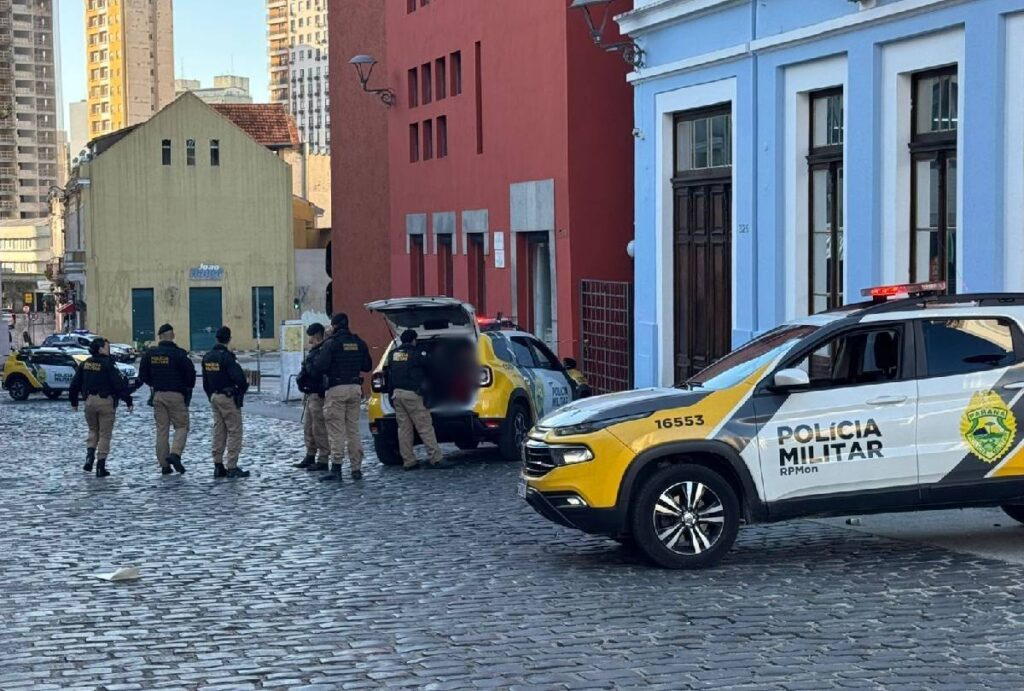 Mulher morre estrangulada no Largo da Ordem em Curitiba