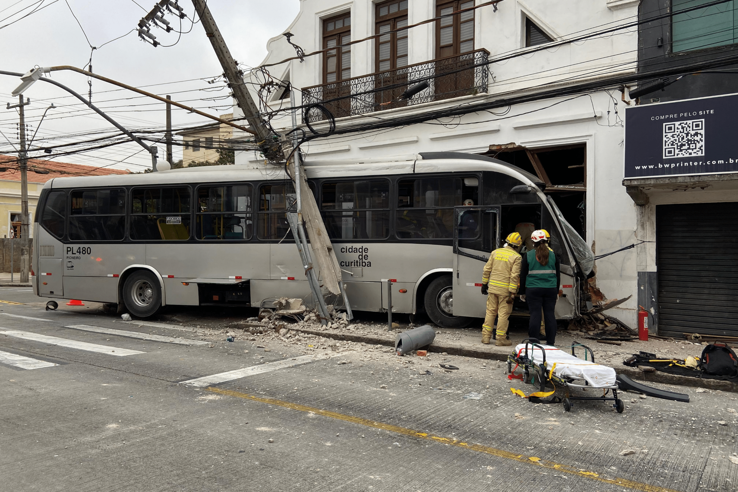 Ônibus fora de serviço bate contra poste após ser atingido por motorista que tentou conversão proibida – CBN Curitiba – A Rádio Que Toca Notícia