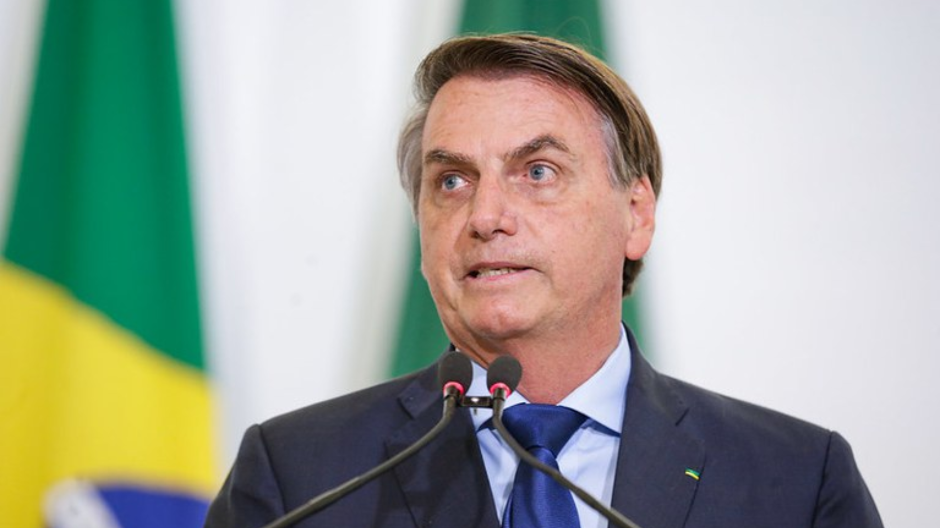 Carlos é internado após prisão domiciliar de Bolsonaro