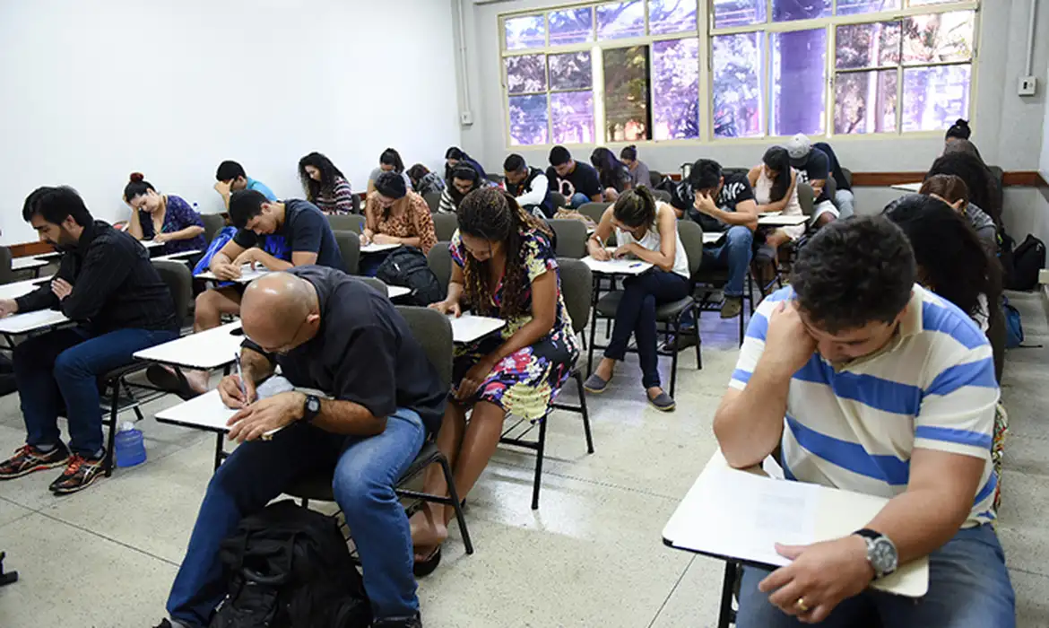 Ao notar embriaguez de juiz, mulher que estava nua no colo tentou assumir volante
