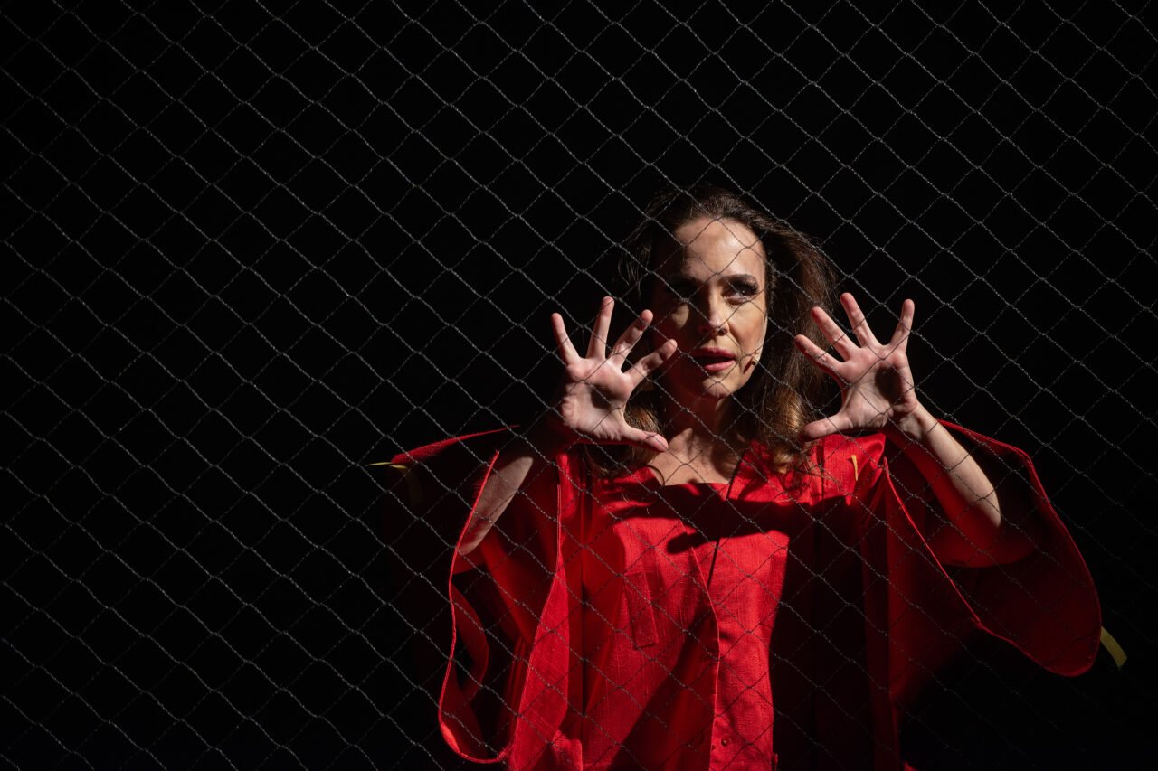 Gabriela Duarte traz a Curitiba monólogo "O Papel de Parede Amarelo e Eu"
