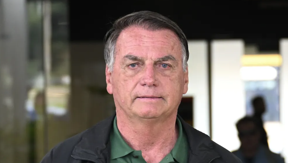 Carlos é internado após prisão domiciliar de Bolsonaro