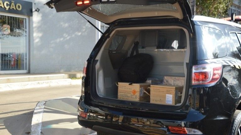 Casal namora na beira de penhasco, carro balança, despenca e ambos morrem