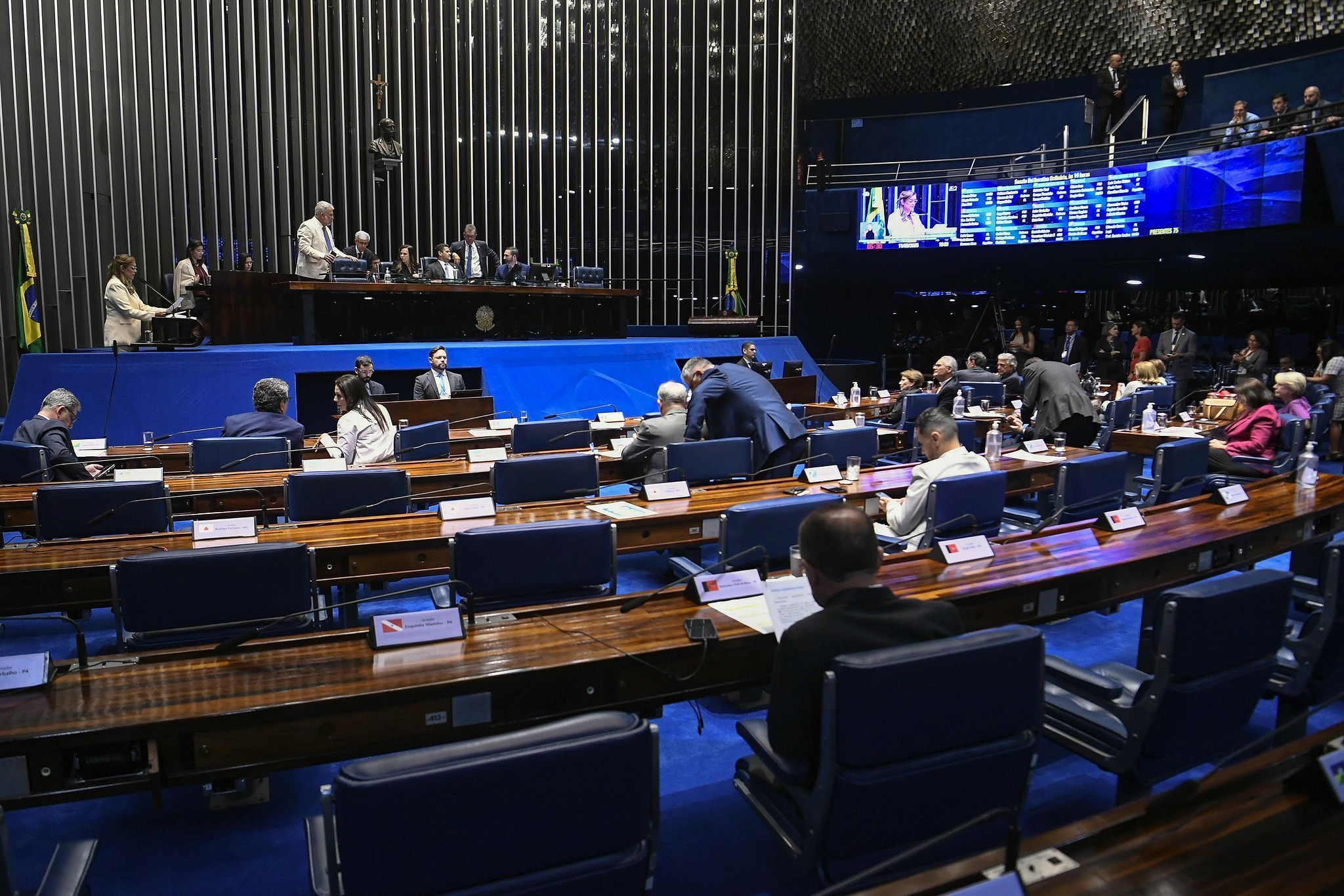 Mãe curte noite no baile e bebê morre após ser deixado com irmão de 5 anos