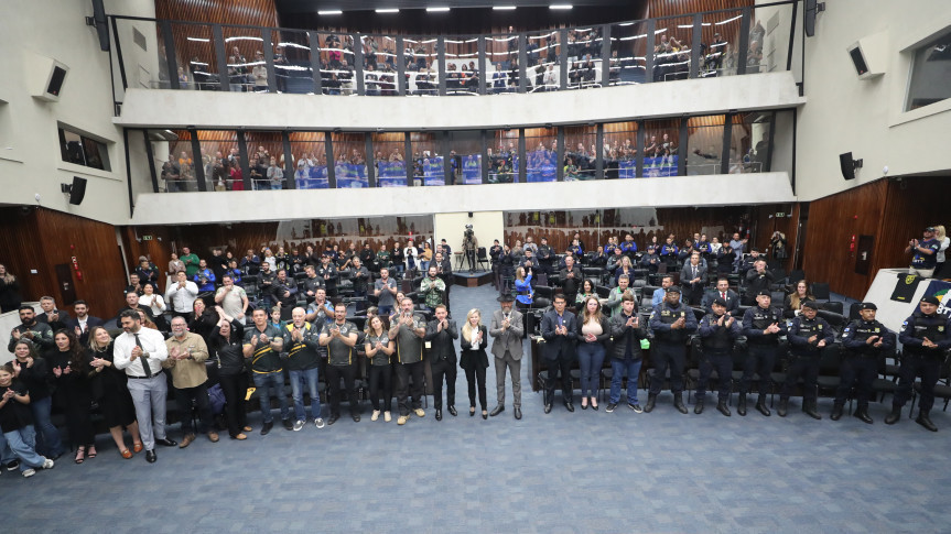 Os participantes lotaram o Plenário da Assembleia na noite desta quinta-feira (28).