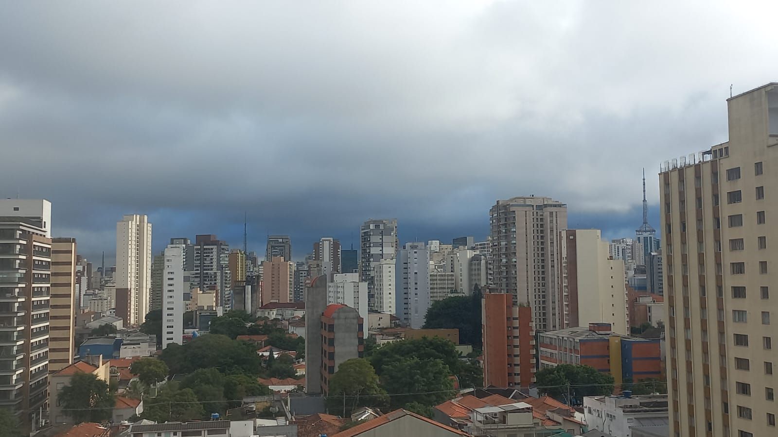 Carlos é internado após prisão domiciliar de Bolsonaro