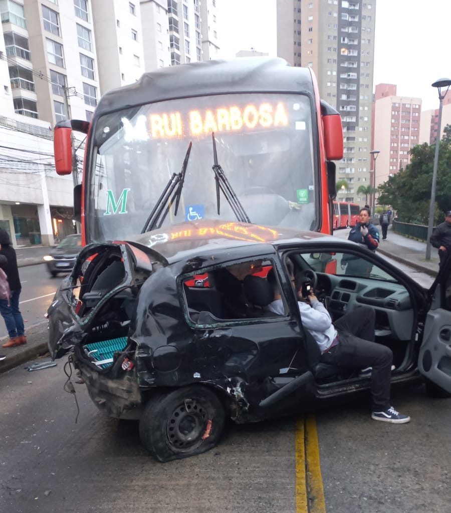 Acidente com carro e biarticulado complica trânsito no Jardim Botânico