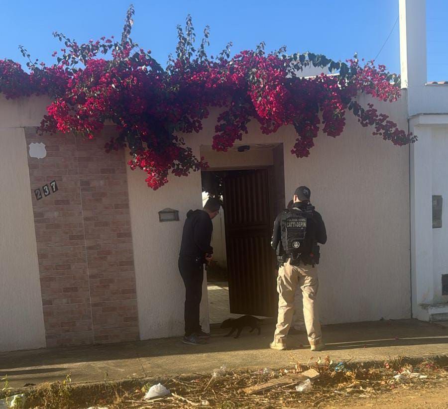 Casal namora na beira de penhasco, carro balança, despenca e ambos morrem