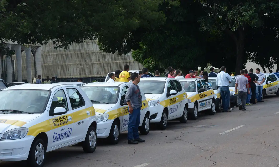 Ao notar embriaguez de juiz, mulher que estava nua no colo tentou assumir volante