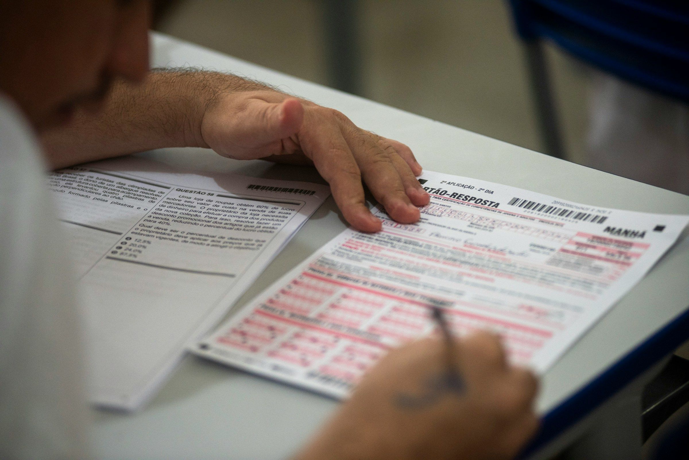 Ao notar embriaguez de juiz, mulher que estava nua no colo tentou assumir volante