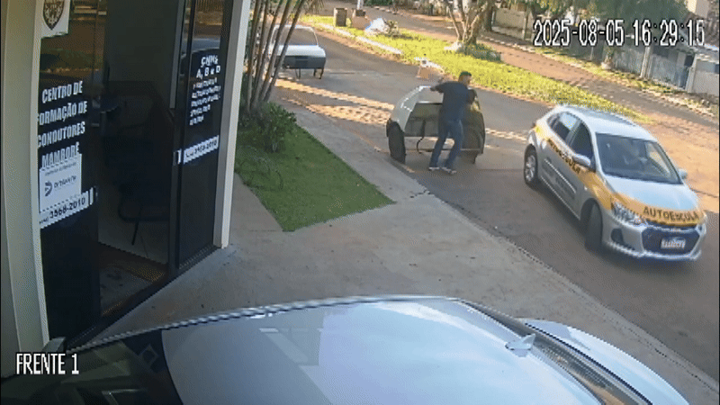 VÍDEO: Aluna invade autoescola enquanto tentava fazer baliza, no Paraná