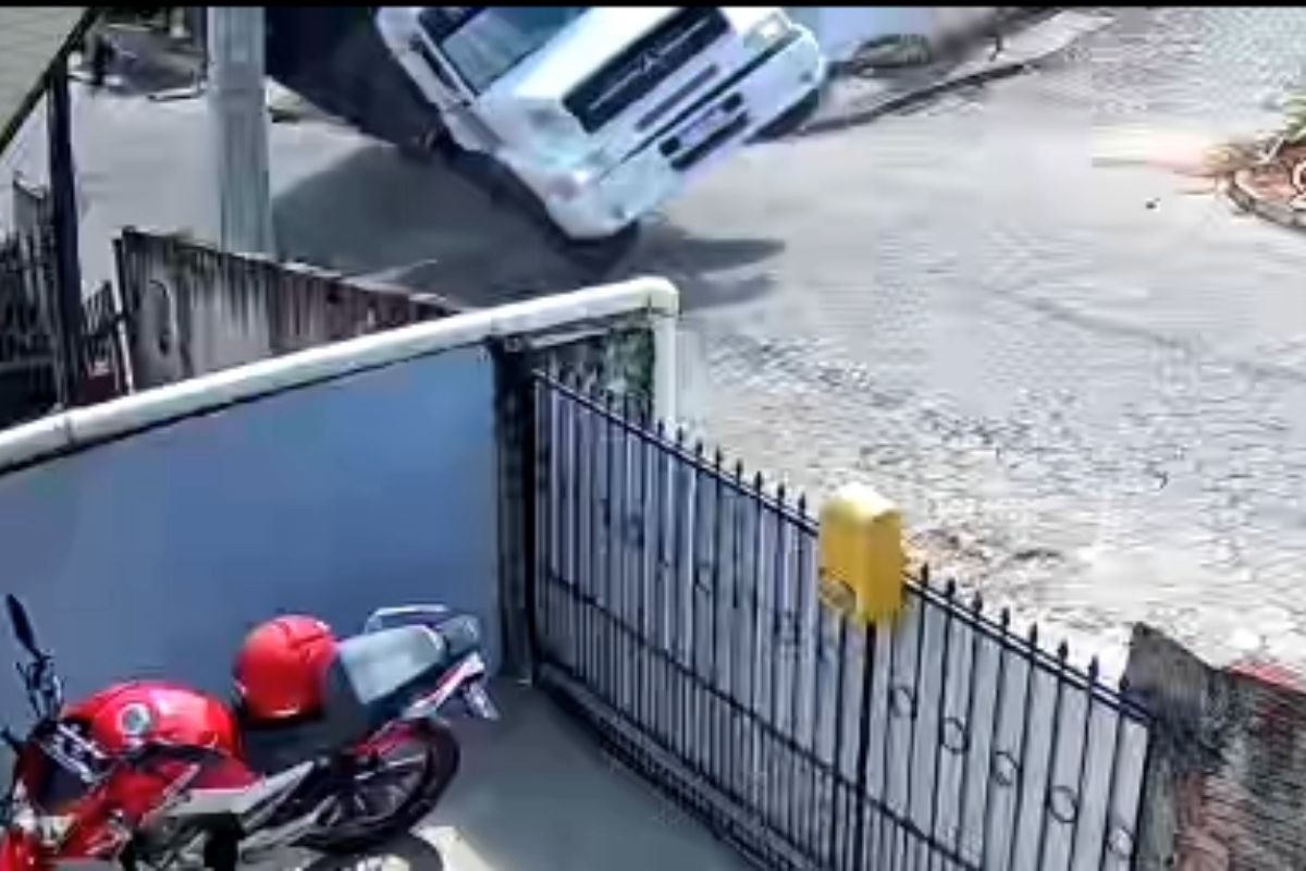 Caminhão não 'aguenta' subir ladeira, desce desgovernado, bate contra muro de casa e tomba, no Paraná