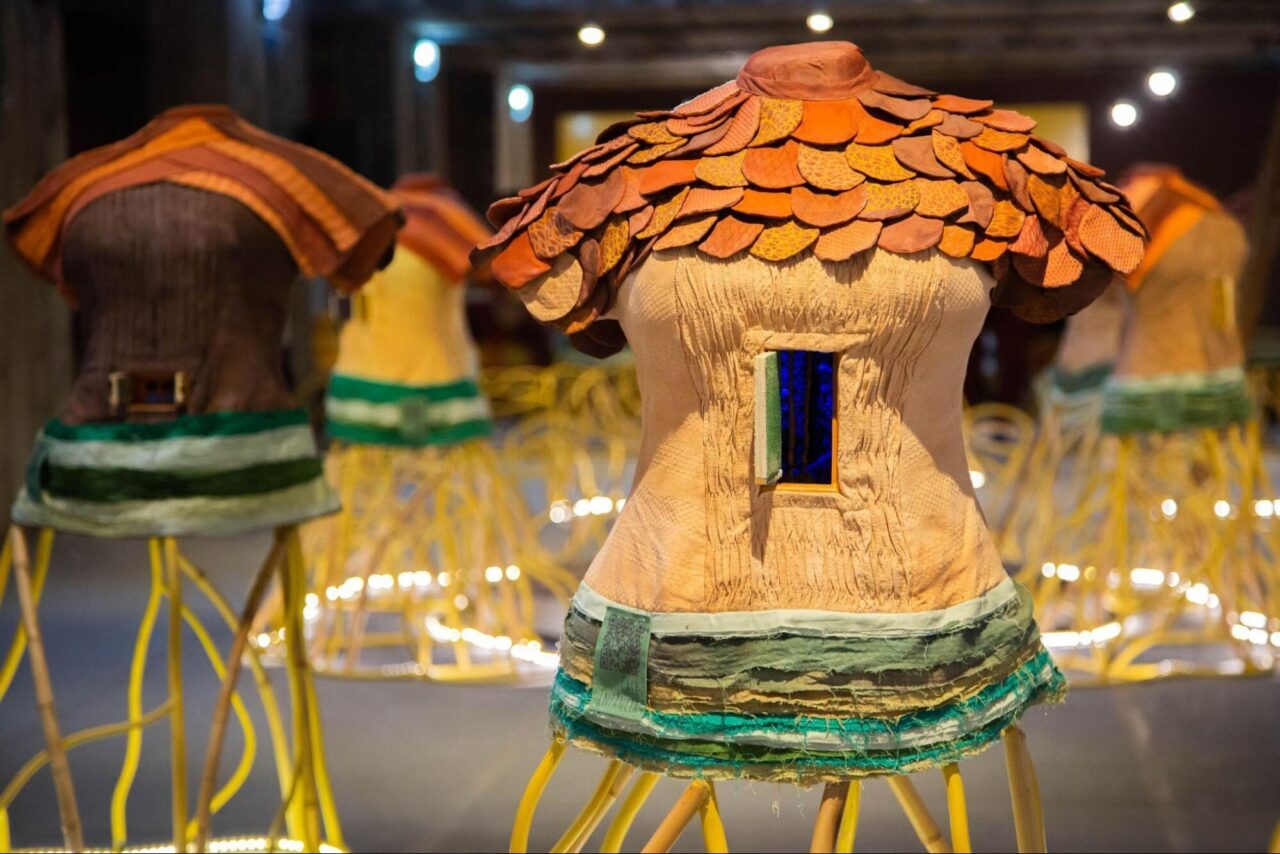Exposição 'Cidadela' em Curitiba cria “casas-corpos” que representam emoções