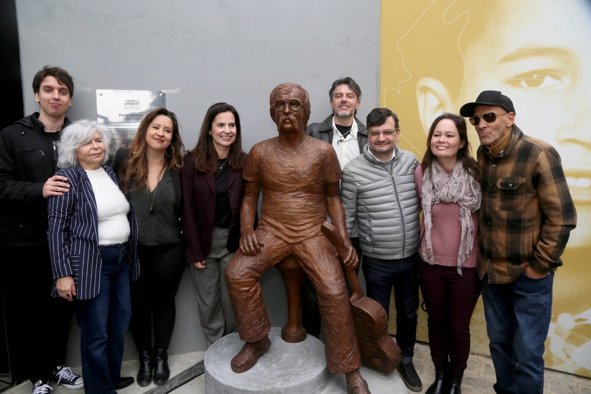 Curitiba inaugura escultura de Paulo Leminski no Parque Jaime Lerner