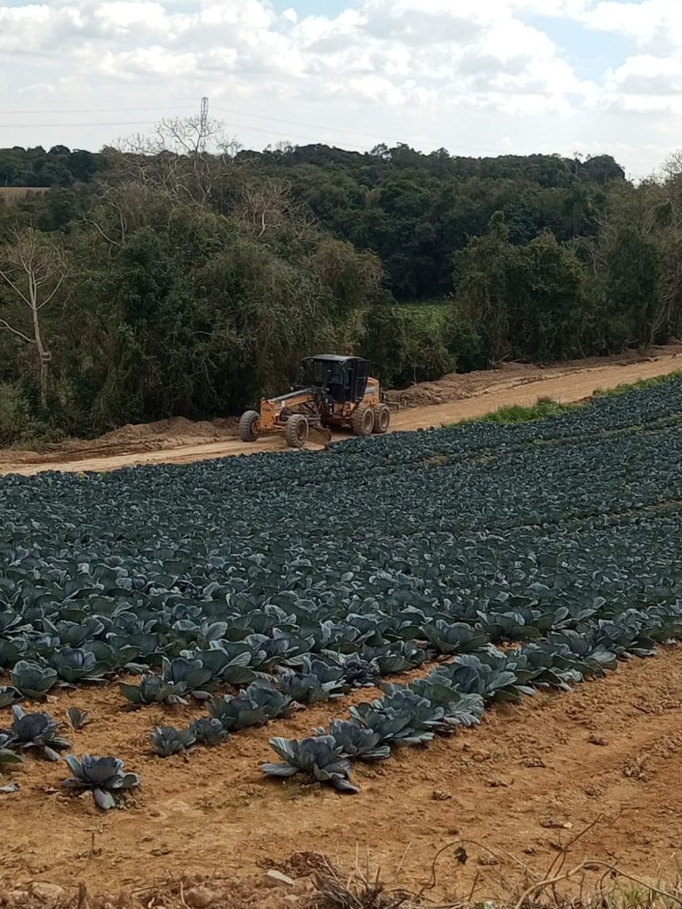 Rua João Idoski, na área rural de São José dos Pinhais, recebe obras de drenagem e patrolamento