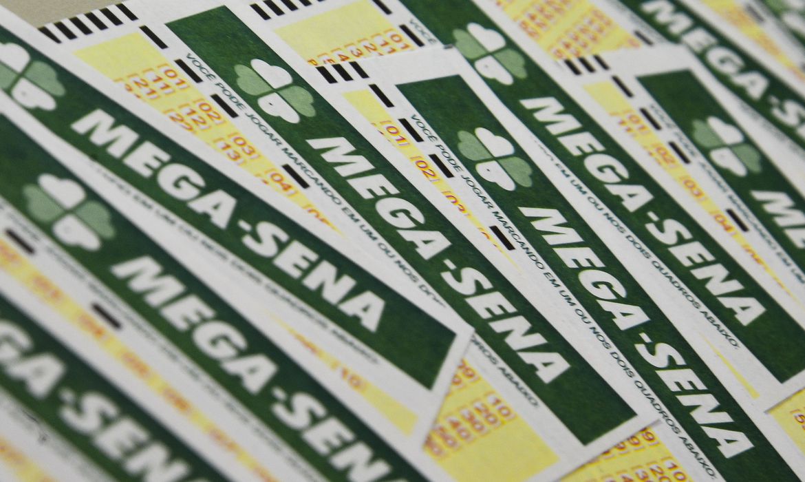 Moradores da Grande Curitiba comemoram R$ 80 mil na Mega-Sena