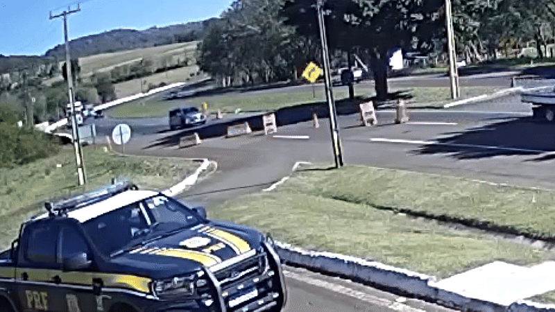 Câmeras flagram momento em que homem pula de carro em movimento em frente a base da PRF para escapar de sequestro no Paraná