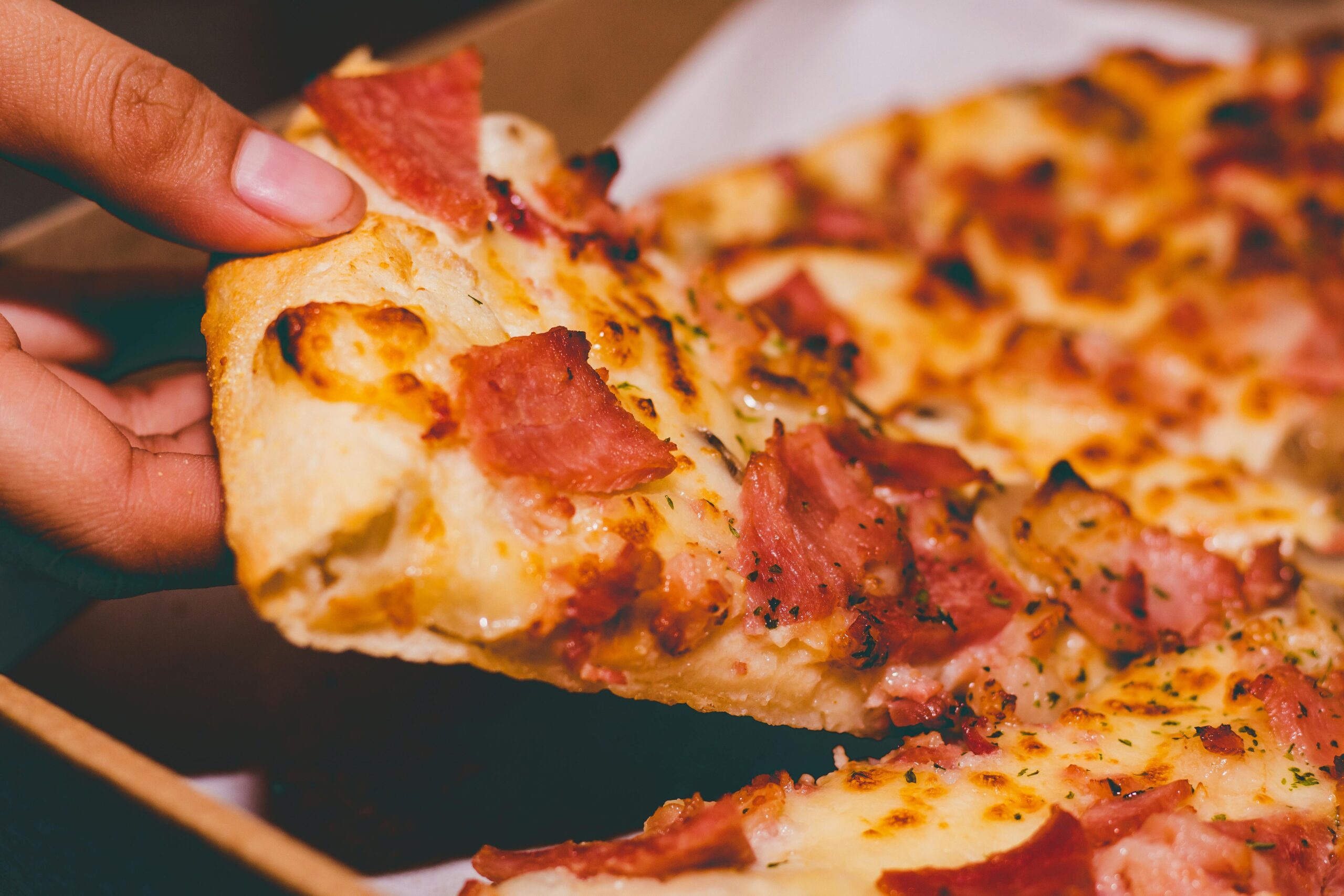 Pizzaria desconfia de golpe no pagamento de pedido e manda polícia junto com funcionário para entrega, no Paraná