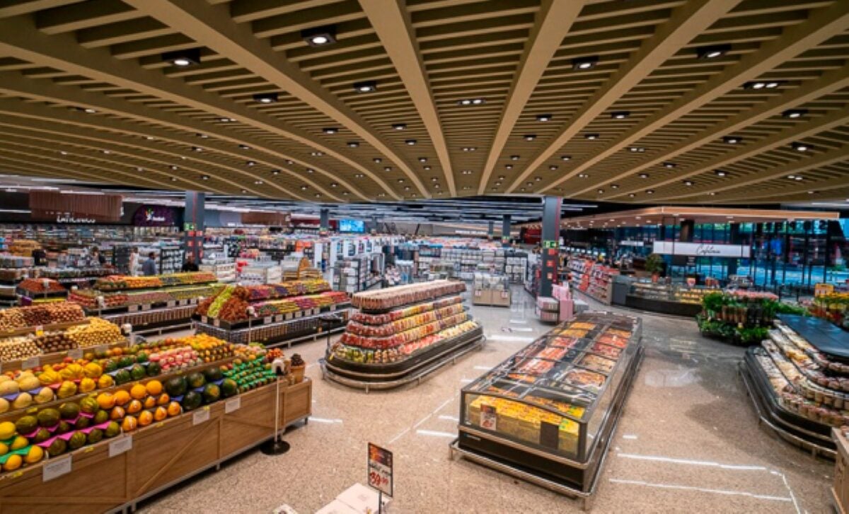 Centro de Curitiba ganha novo supermercado em endereço emblemático