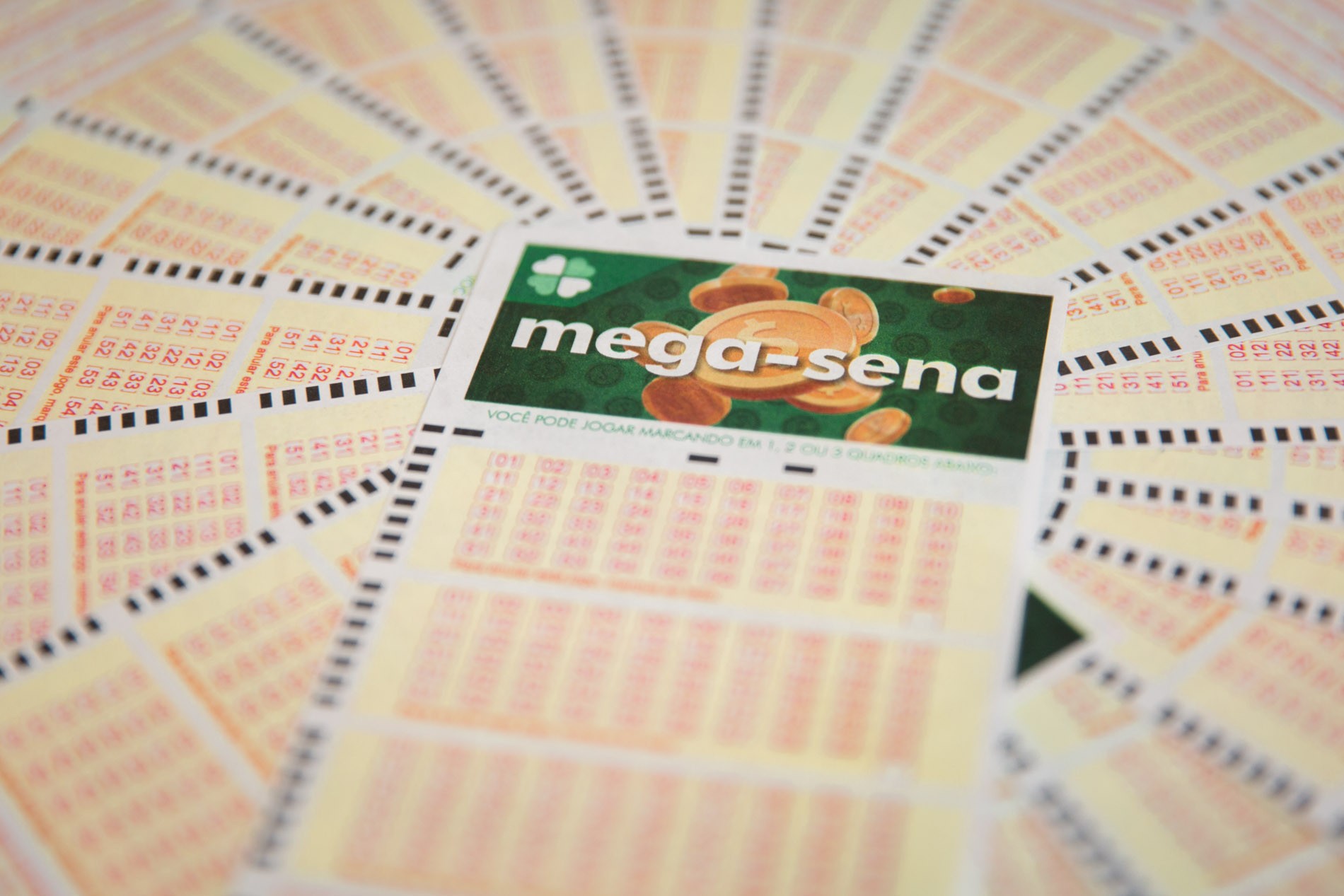 Duas apostas do Paraná faturam prêmios na Mega-Sena, incluindo um bolão; veja cidades e valores