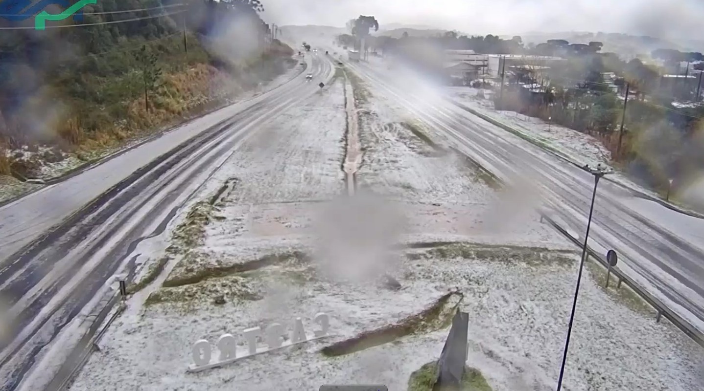 Parece neve: vídeo mostra avanço de chuva de granizo deixando rodovia coberta de gelo em menos de três minutos, no Paraná