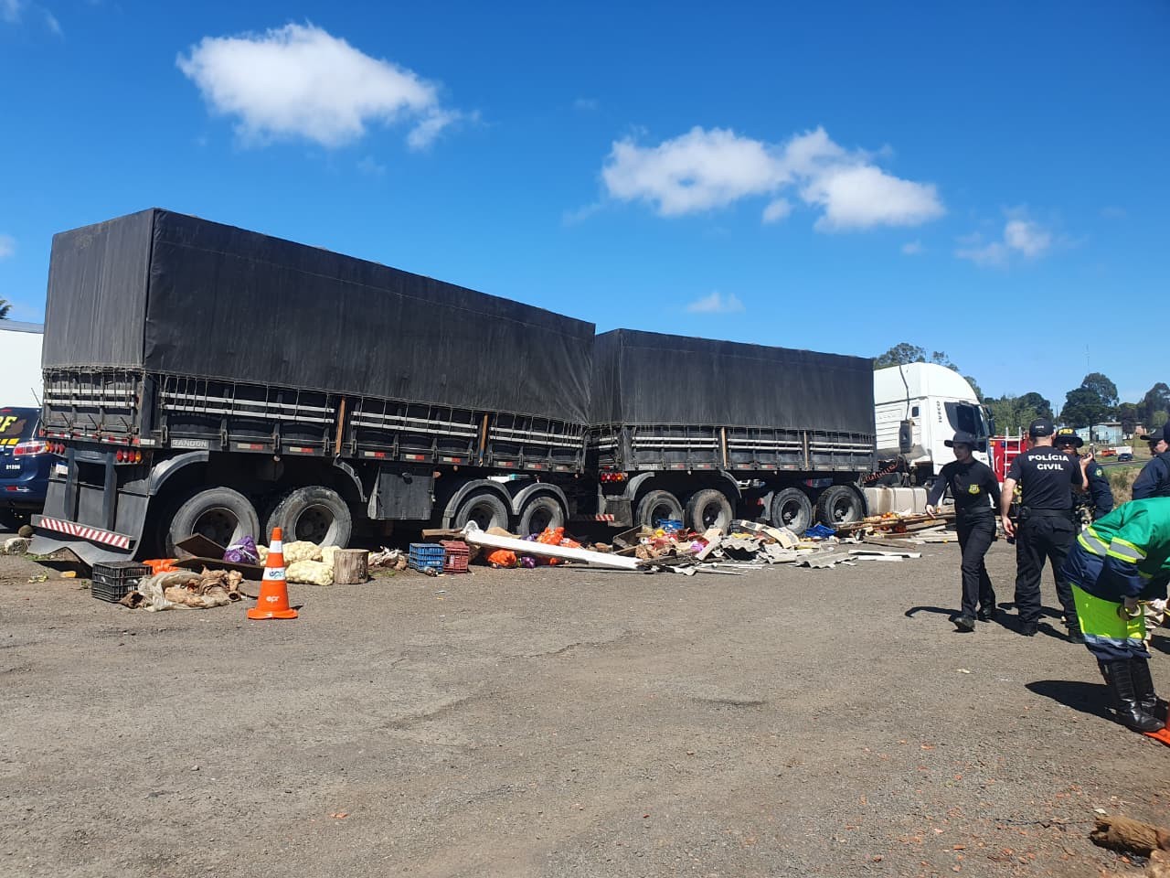 Vendedor morre atropelado após caminhão desgovernado passar por cima de barraca de frutas, no Paraná