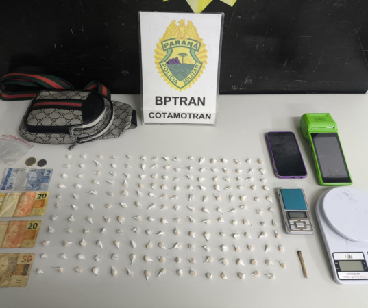Fiscalização do BPTran, no bairro Sítio Cercado, em Curitiba, termina em apreensão de drogas.