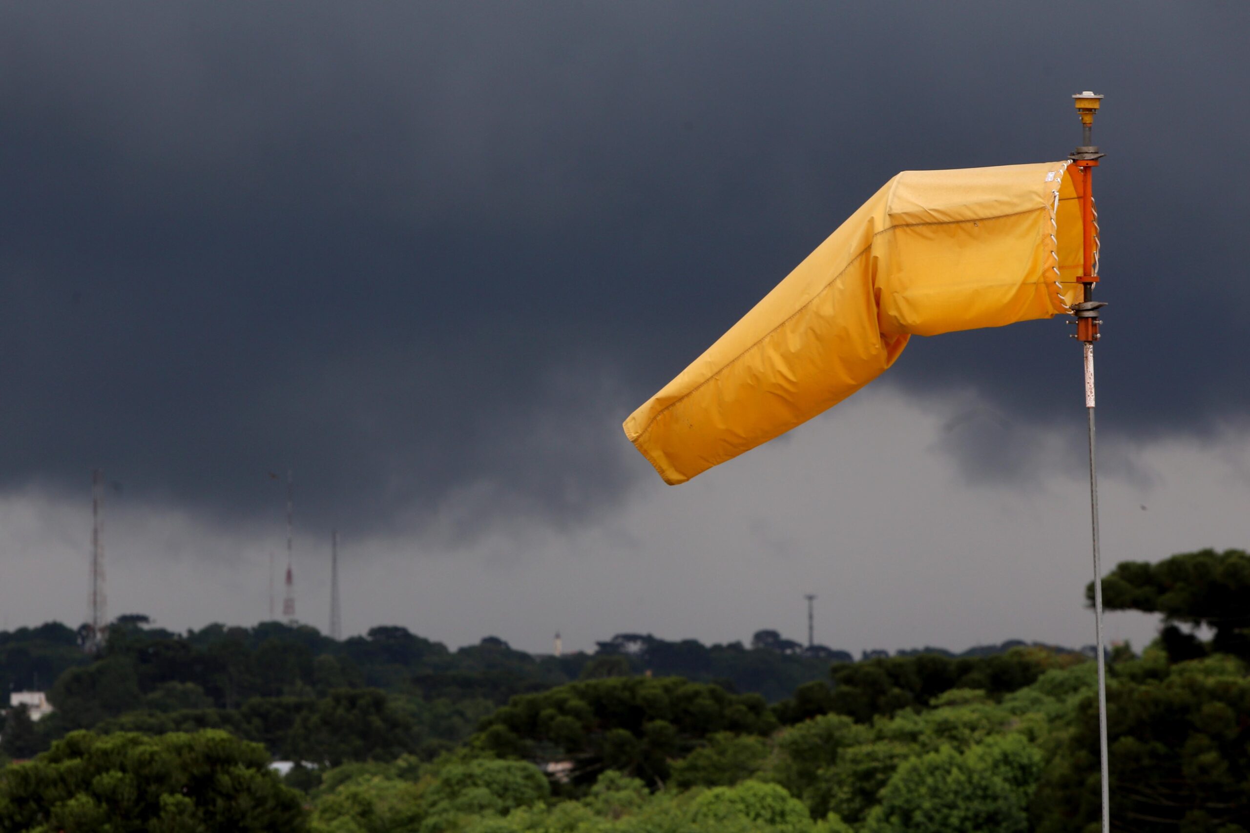 Paraná recebe previsão de chuvas e tempestades