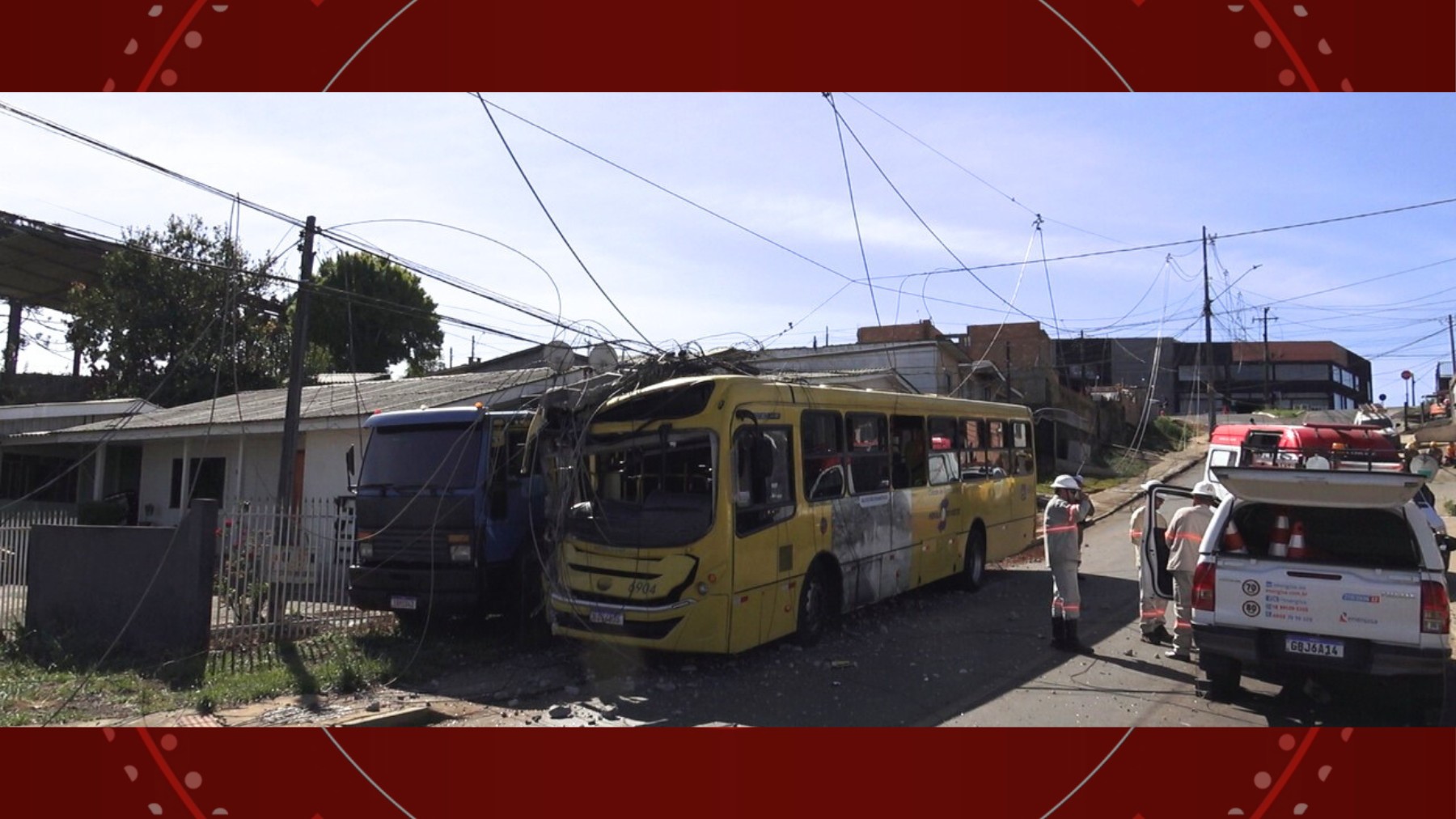 Ônibus arrasta poste, bate em caminhão e seis pessoas ficam feridas, no Paraná