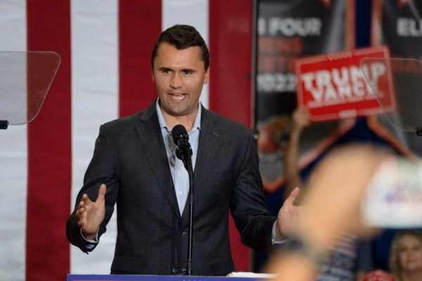 Câmara dos EUA aprova resolução que homenageia Charlie Kirk