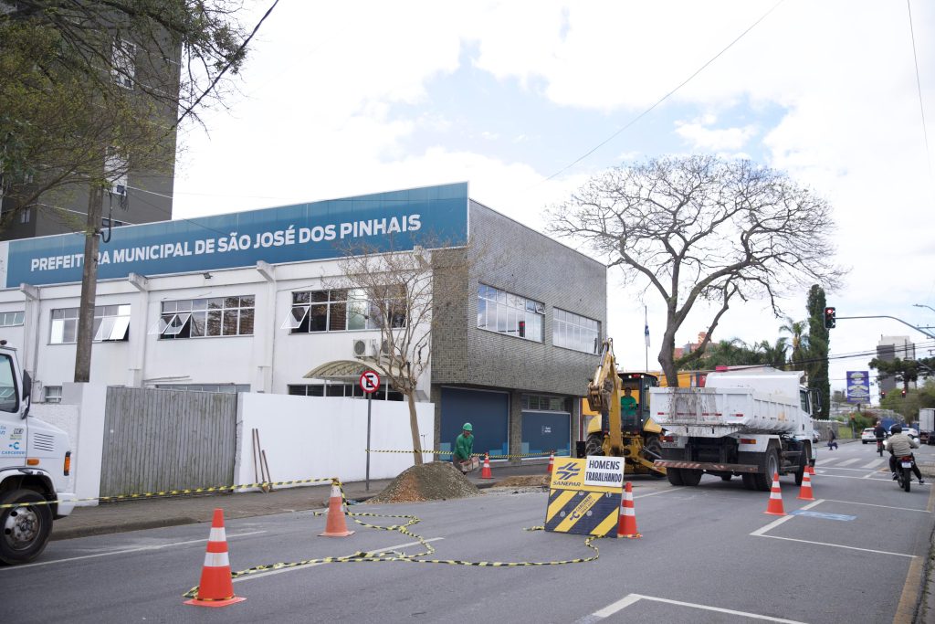 Rua Passos de Oliveira é bloqueada para obras emergenciais em frente à Prefeitura de São José dos Pinhais