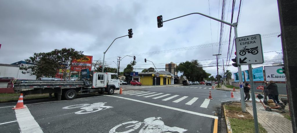 Prefeitura implanta rampas de acesso e novos semáforos no Centro de São José dos Pinhais