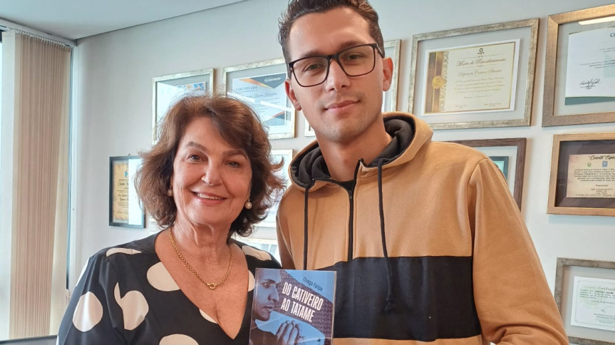 A deputada Cristina Silvestri (PP) ao lado de Thiago Felipe, autor do livro.
