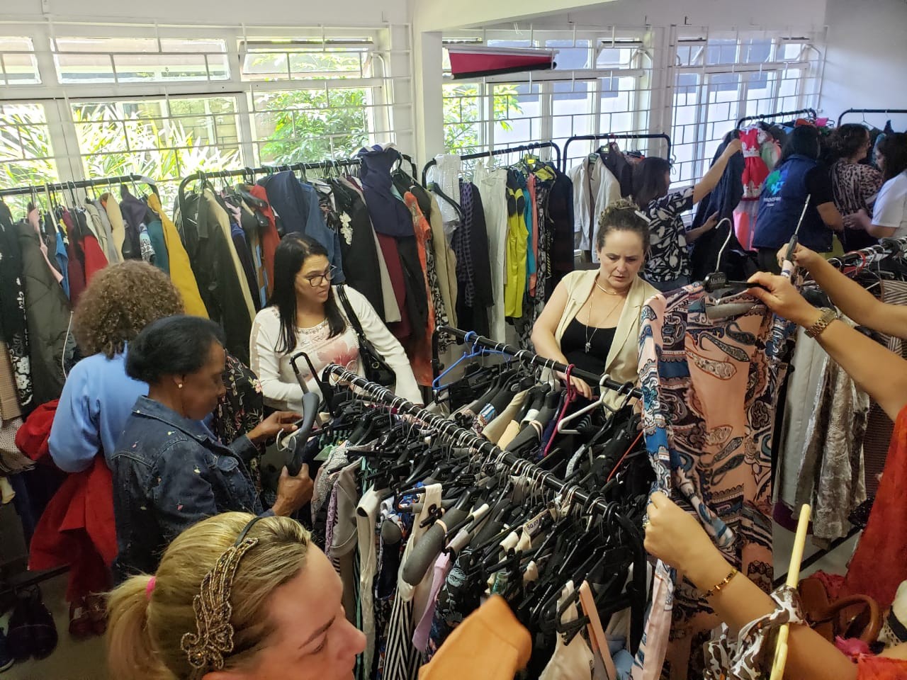 Bazar em Curitiba tem roupas a partir de R$ 5 neste sábado (27)