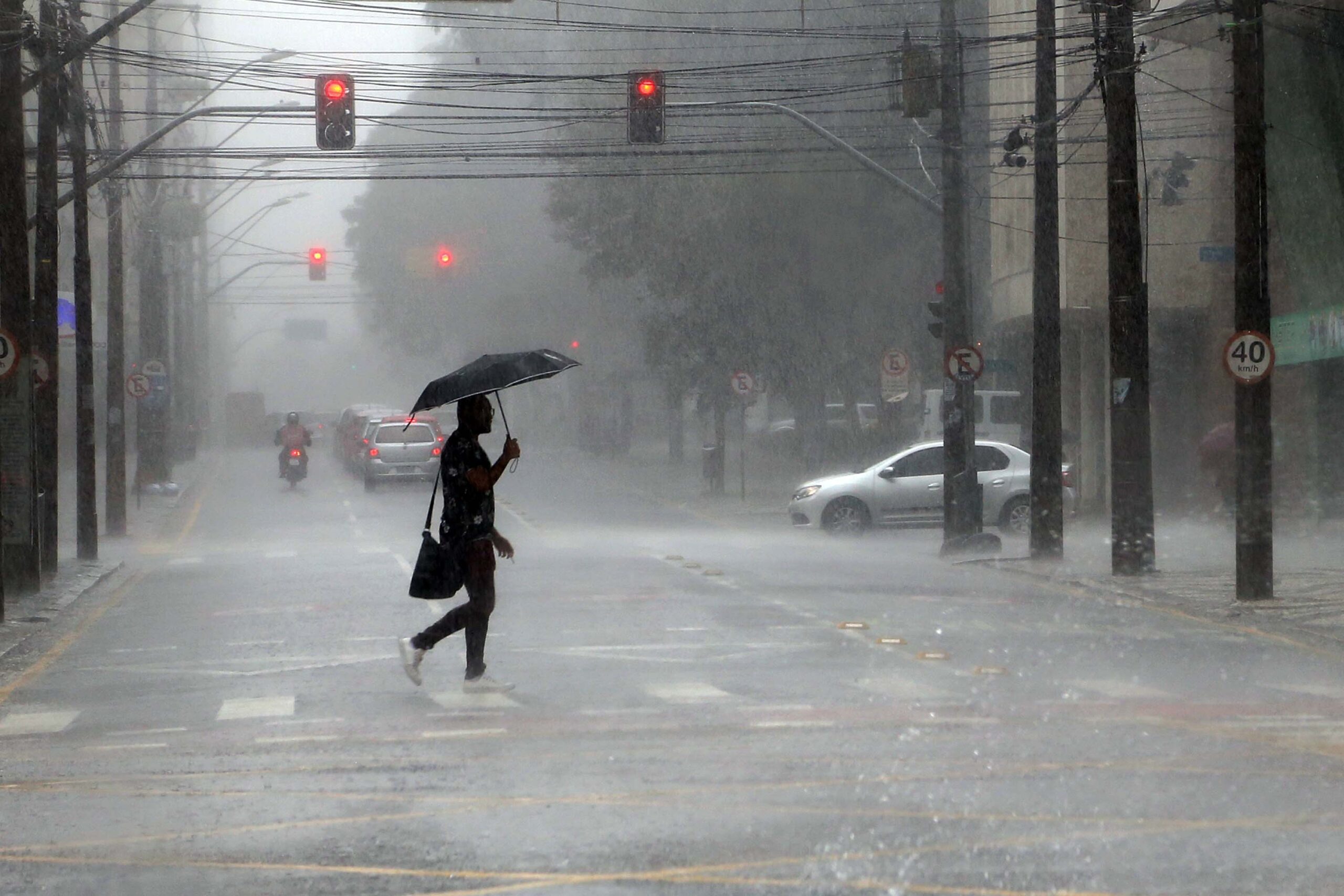 Inmet emite alerta de tempestade para 106 cidades do Paraná; veja quais