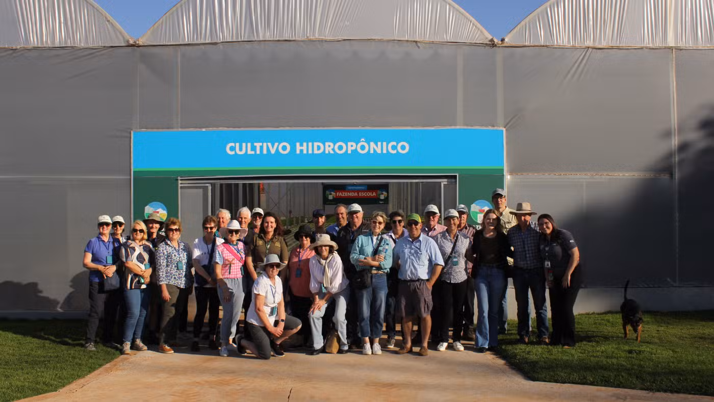 Agricultores australianos visitam Fazenda Escola do Centro FAG