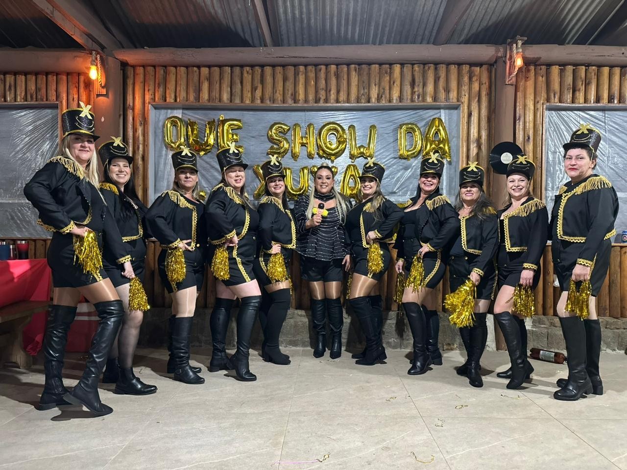 VÍDEO: fã da Xuxa celebra aniversário de 40 anos em festa temática com apresentação de amigas que sonhavam ser paquitas