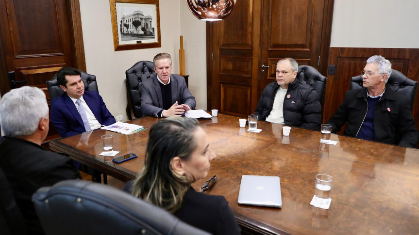 A implementação do voucher paranaense foi tema de reunião na Assembleia Legislativa, articulada pelo deputado Luis Corti com o presidente da Casa, Alexandre Curi, representantes de grandes empresas e associações do setor de papelarias e artigos escolares.