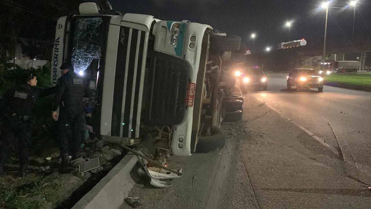 Ciclista morre após caminhão tombar sobre ele no litoral do Paraná; motorista estava alcoolizado, diz polícia