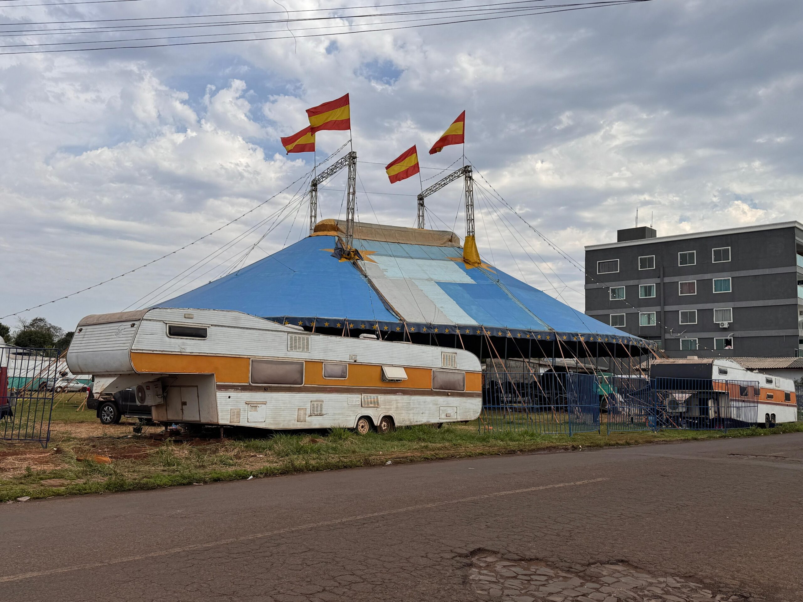 Jovem perde o braço após cabo de aço se soltar durante desmontagem de circo em Foz do Iguaçu
