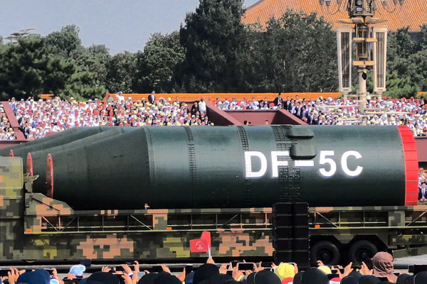 Os novos mísseis nucleares estratégicos DF-5C, com alcance global, são vistos em caminhões durante sua estreia em um desfile militar
