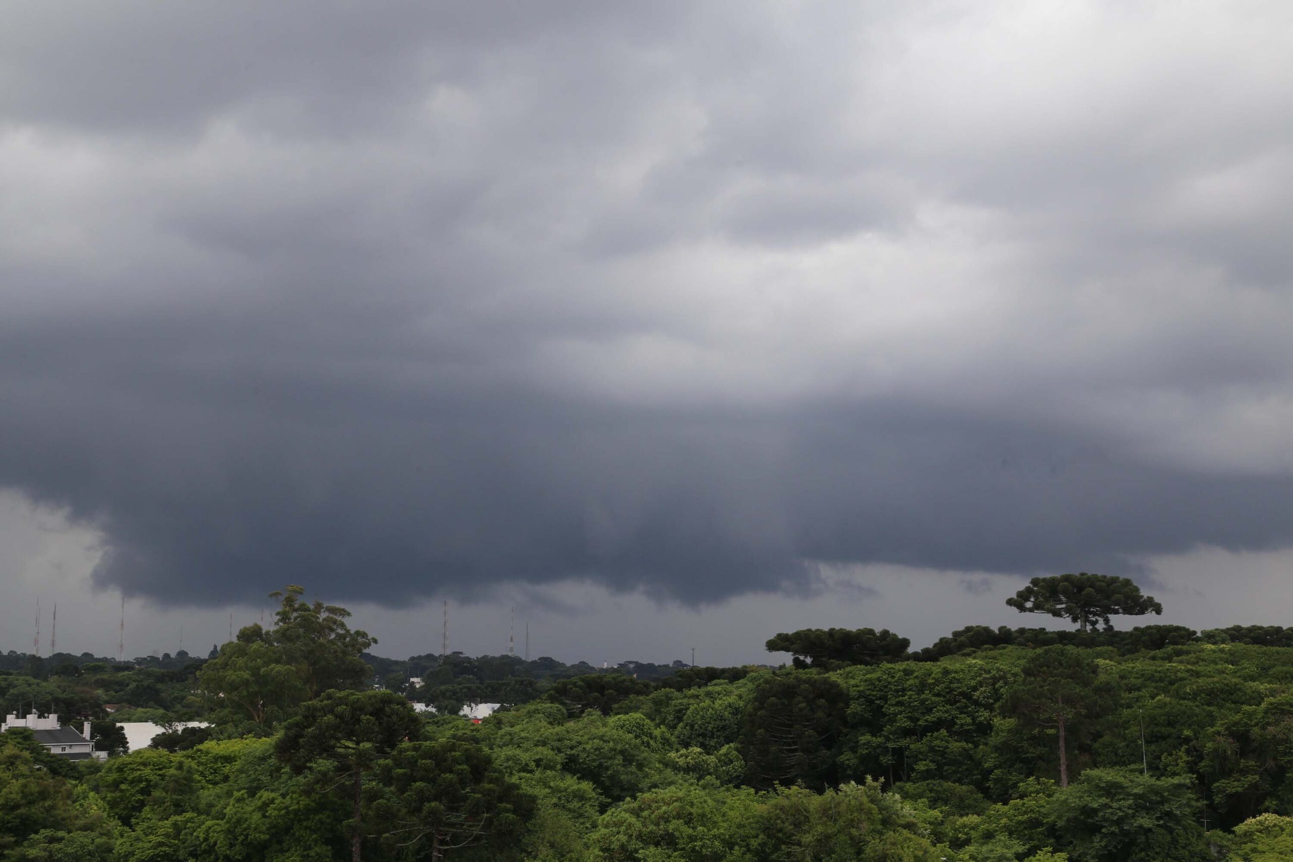 Frio e falta de sol podem provocar transtorno depressivo; veja onde, historicamente, mais chove e esfria no Paraná