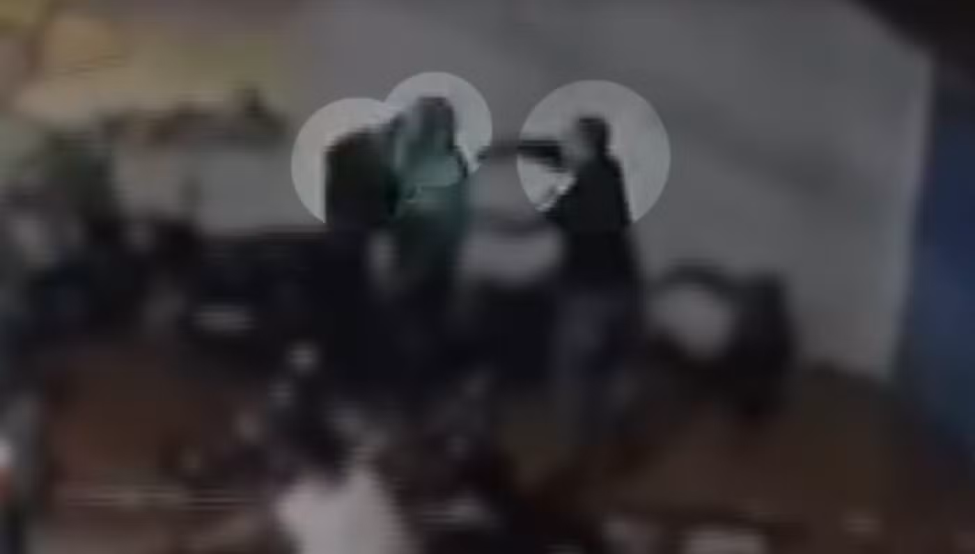 Câmera flagra momento em que mulher abraça companheiro durante briga e os dois são baleados, no Paraná